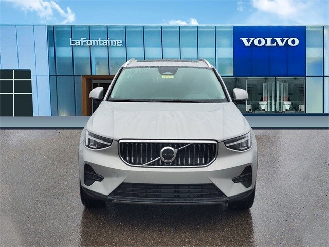 2025 Volvo XC40 Core photo 2