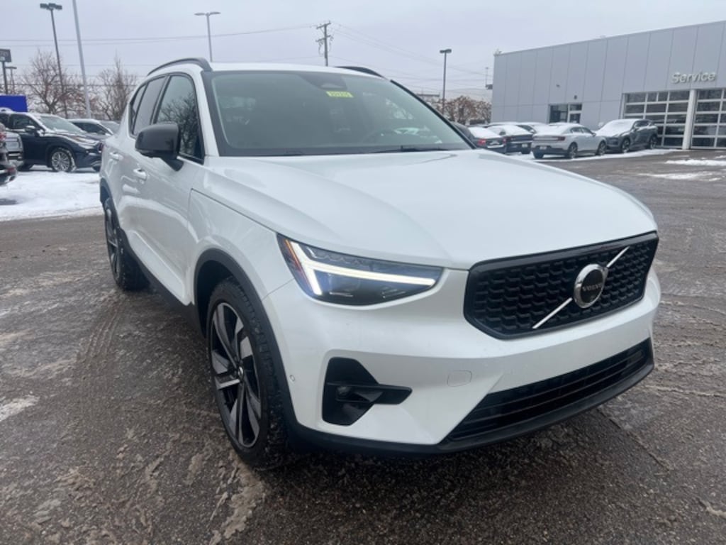 New 2025 Volvo XC40 B5 Plus Dark Theme SUV