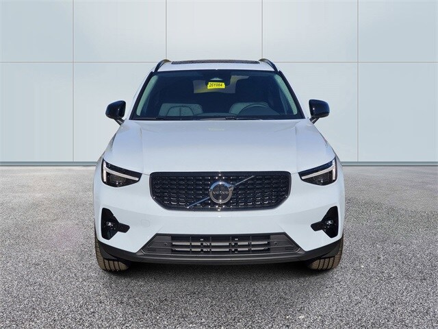 2026 Volvo XC40 Plus photo 2