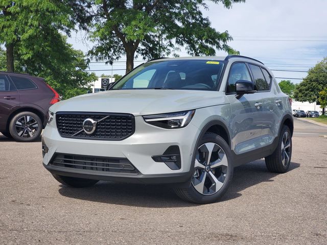 2026 Volvo XC40 B5 Plus Dark AWD's photo