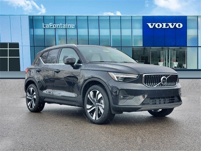 2025 Volvo XC40 Plus photo 3