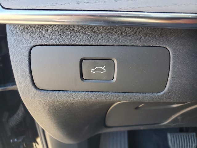 2026 Volvo XC90 Plus - Photo 18