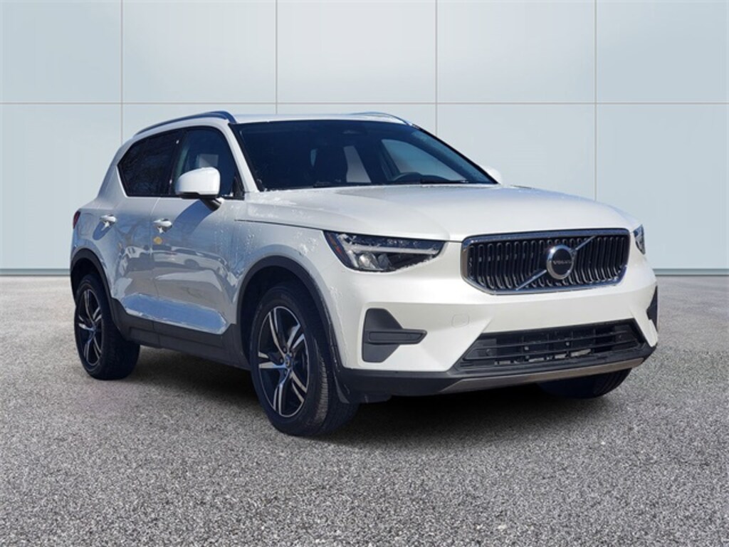Used 2023 Volvo XC40 B5 Core SUV