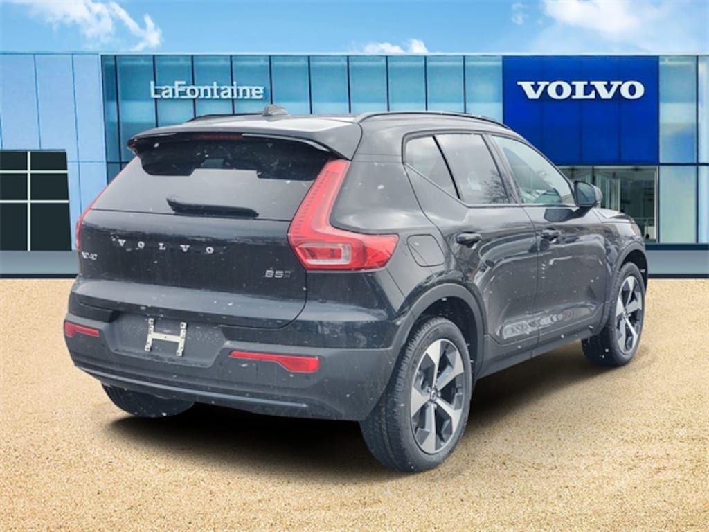 New 2026 Volvo XC40 B5 Core SUV