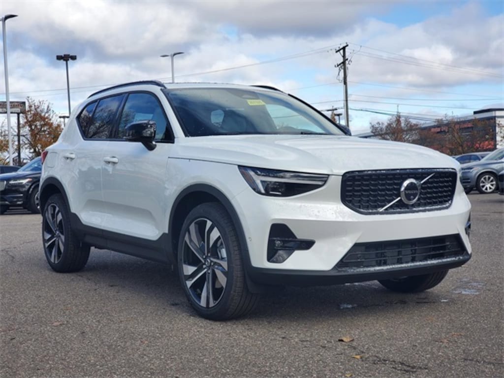 New 2026 Volvo XC40 B5 Ultra SUV