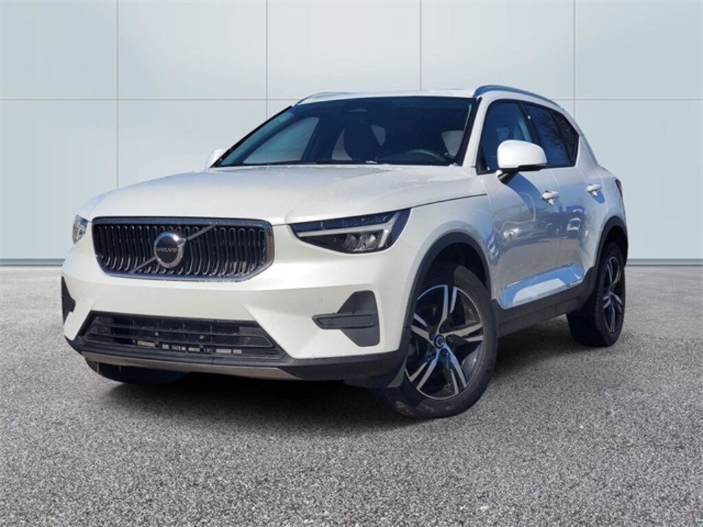 Used 2023 Volvo XC40 B5 Core SUV