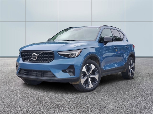2023 Volvo XC40 B5 Plus Dark Theme
