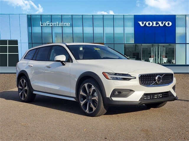 2025 Volvo V60 Cross Country B5 photo 3
