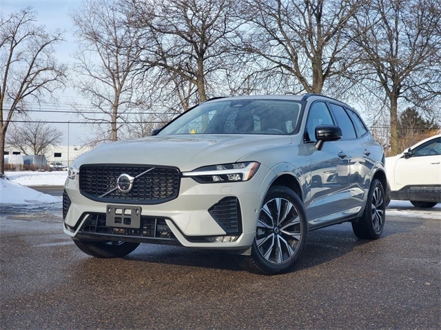2025 Volvo XC60 Plus's photo
