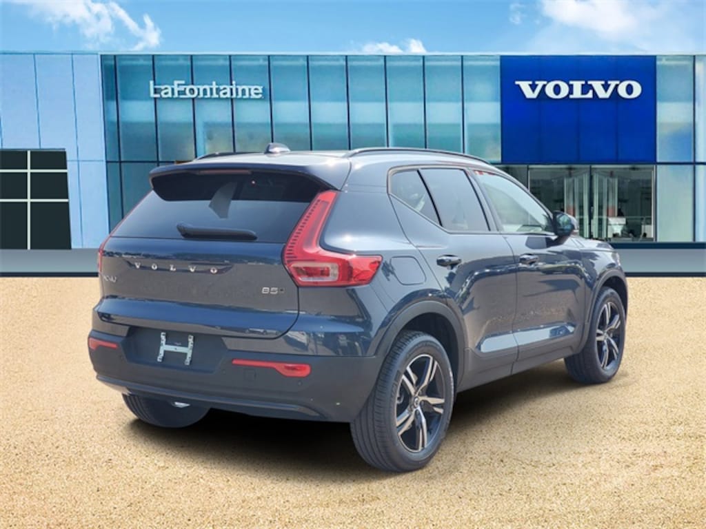 New 2026 Volvo XC40 B5 Core SUV