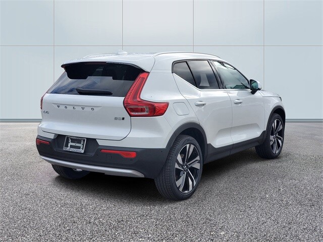 2025 Volvo XC40 photo 4