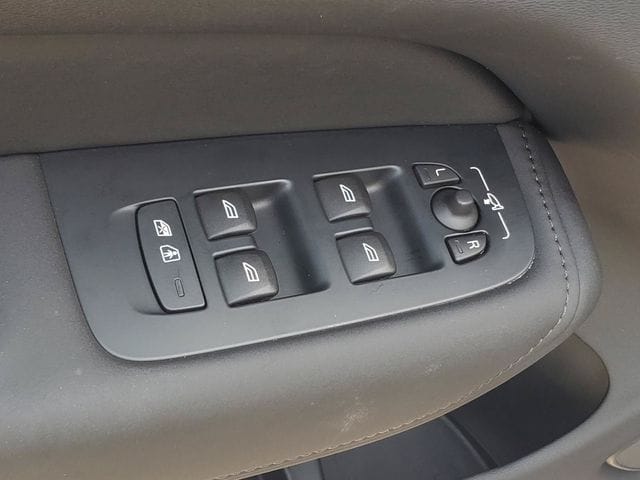 2026 Volvo XC60 Plus - Photo 12