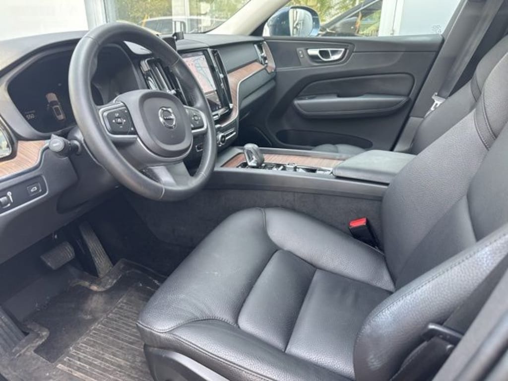 Used 2022 Volvo XC60 B5 Momentum SUV
