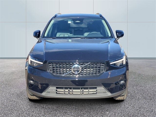 2025 Volvo XC40 Plus photo 2
