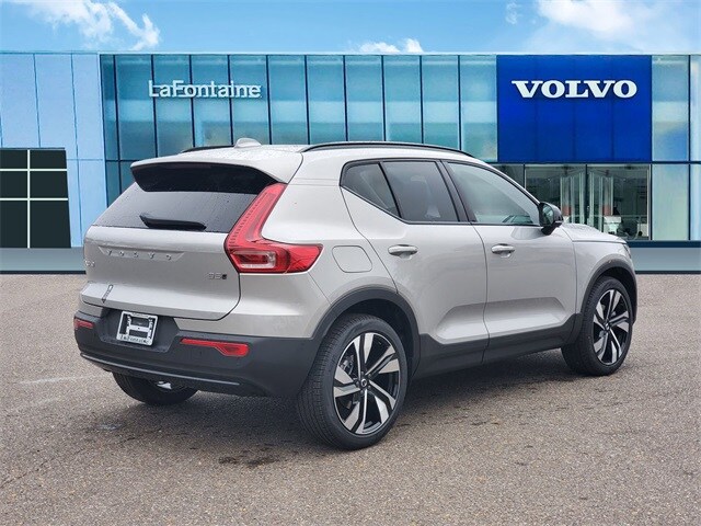 2025 Volvo XC40 Plus photo 4