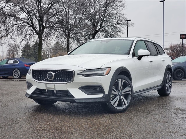 2025 Volvo V60 Cross Country Plus's photo