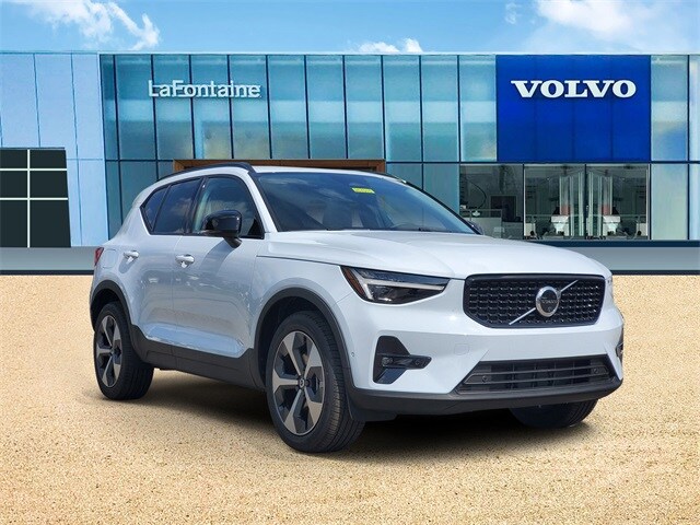 2026 Volvo XC40 Plus photo 2