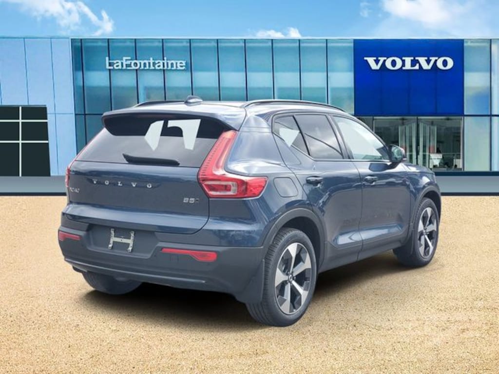 New 2026 Volvo XC40 B5 Core SUV