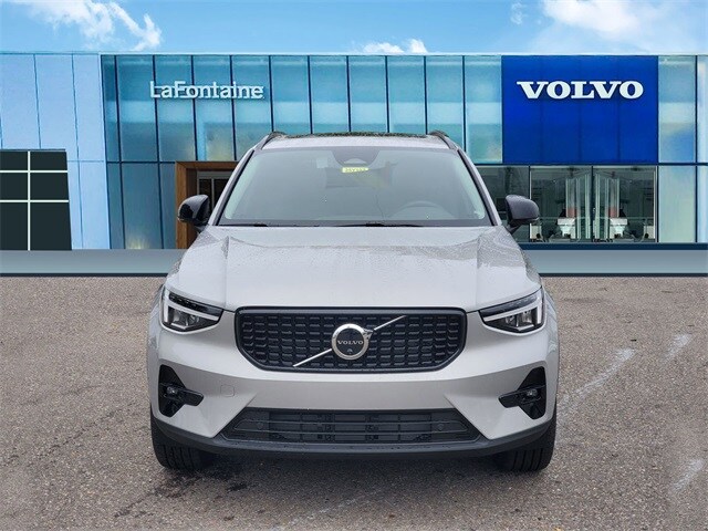 2025 Volvo XC40 Plus photo 2