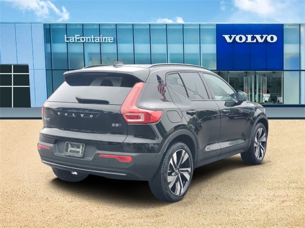 New 2025 Volvo XC40 B5 Plus Dark Theme SUV