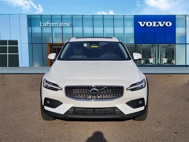 2025 Volvo V60 Cross Country B5 photo 2