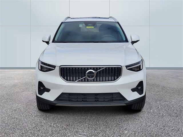 2025 Volvo XC40 photo 2