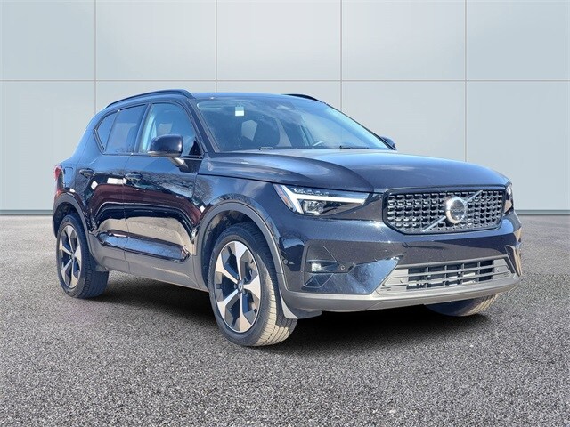 2025 Volvo XC40 Plus photo 3