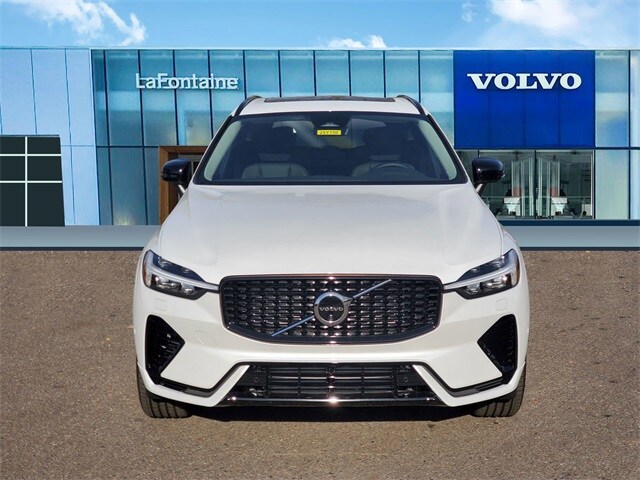 2025 Volvo XC60 T8 Plus photo 2
