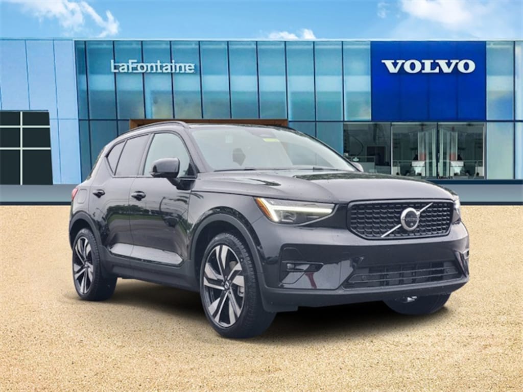 New 2025 Volvo XC40 B5 Plus Dark Theme SUV