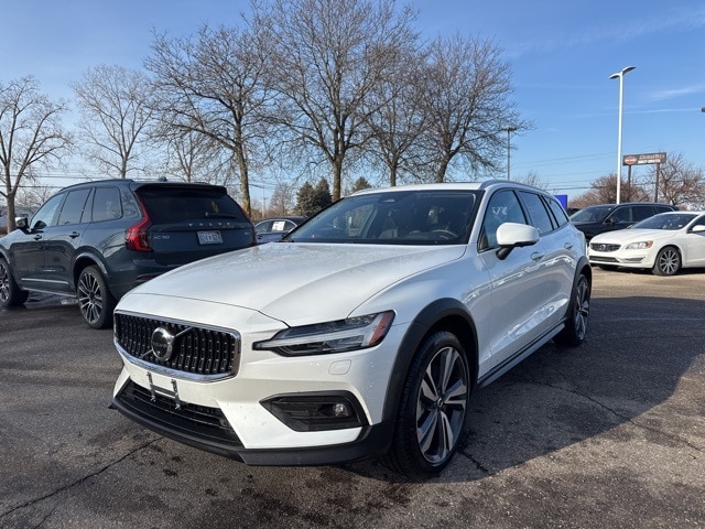 2025 Volvo V60 Cross Country Plus's photo