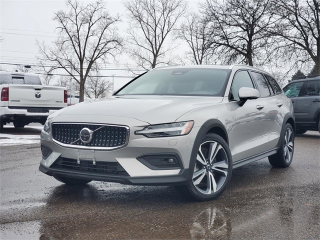 2025 Volvo V60 Cross Country Plus's photo