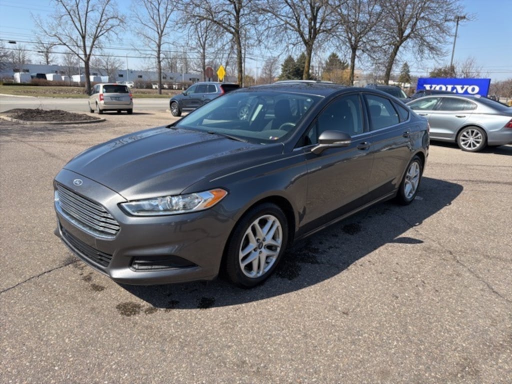 Used 2016 Ford Fusion SE Sedan