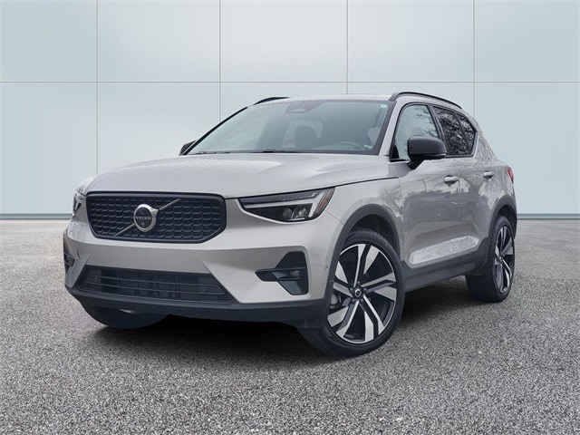 2025 Volvo XC40 B5 Plus Dark Theme SUV
