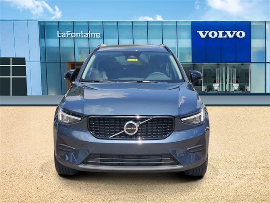 New 2026 Volvo XC40 B5 Core SUV