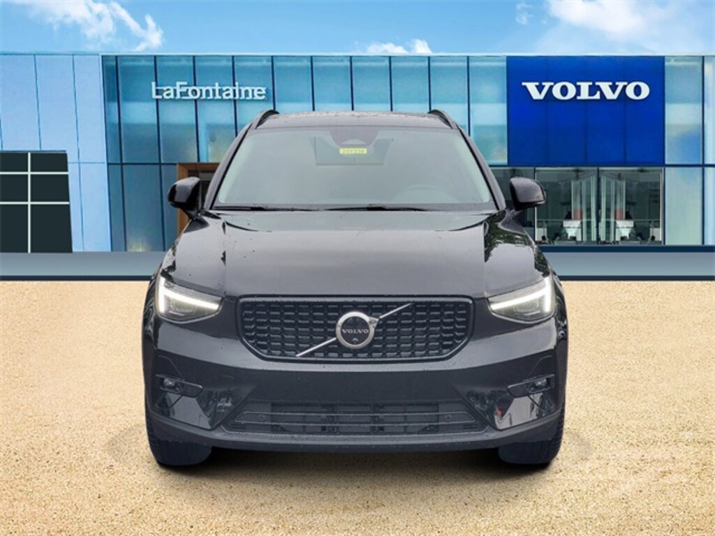 New 2025 Volvo XC40 B5 Plus Dark Theme SUV