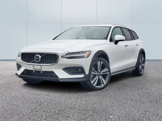 2025 Volvo V60 Cross Country Plus's photo