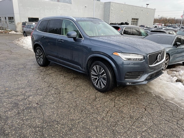 2022 Volvo XC90 Momentum's photo
