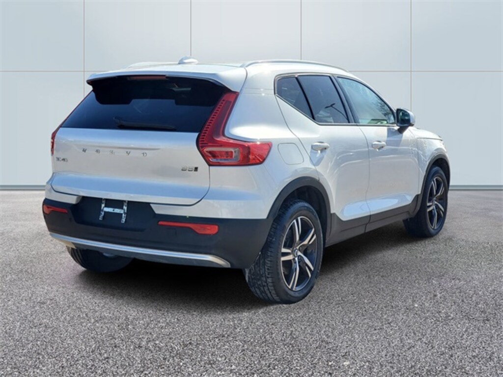 Used 2023 Volvo XC40 B5 Core SUV