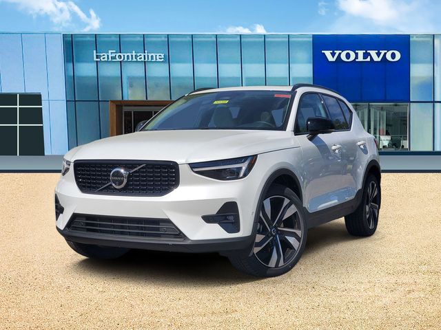 2026 Volvo XC40 B5 Plus Dark AWD's photo