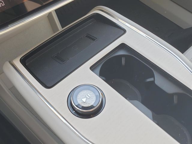 2025 Volvo EX90 Plus - Photo 23