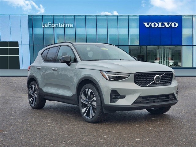 2025 Volvo XC40 Plus photo 2