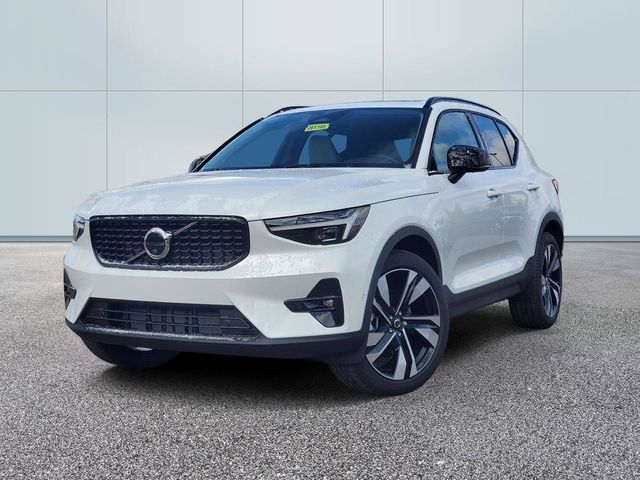 2026 Volvo XC40 SUV 