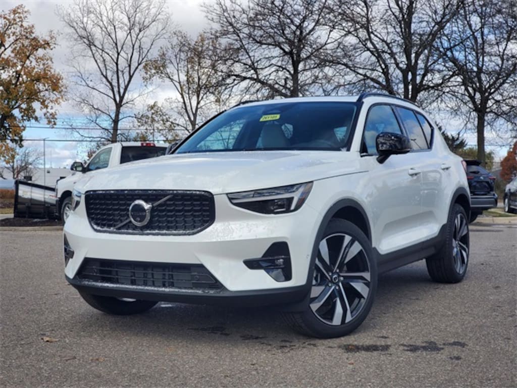 New 2026 Volvo XC40 B5 Ultra SUV
