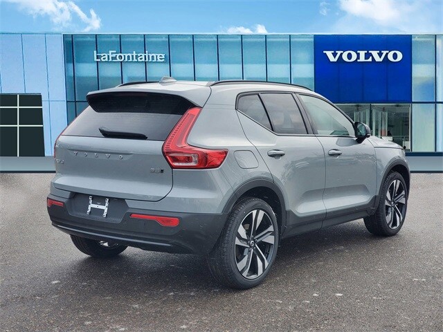 2025 Volvo XC40 Plus photo 3