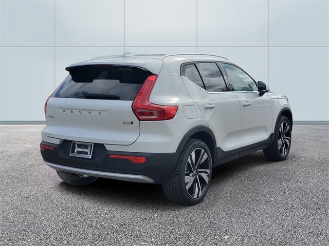 2025 Volvo XC40 photo 4