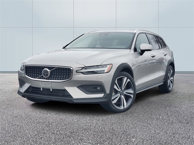 2025 Volvo V60 Cross Country Plus's photo