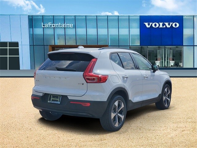 2026 Volvo XC40 Plus photo 3