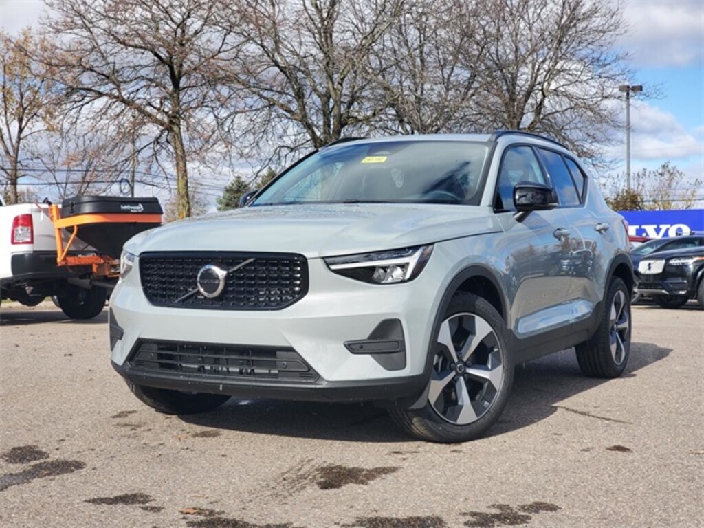 New 2026 Volvo XC40 B5 Core SUV