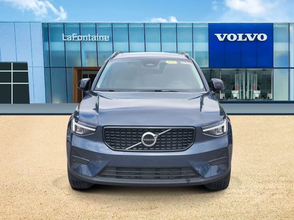 New 2026 Volvo XC40 B5 Core SUV