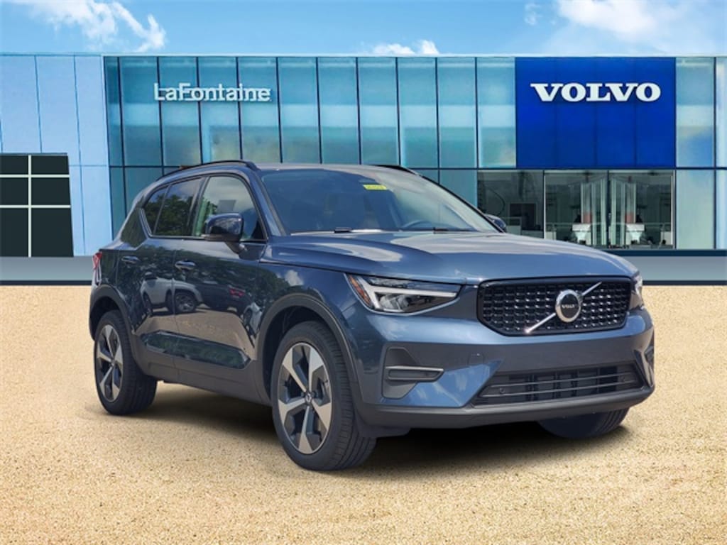 New 2026 Volvo XC40 B5 Core SUV